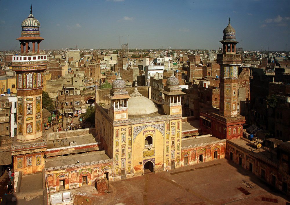 Die Wazir-Khan-Moschee liegt mitten im Getümmel der Bazarstraßen. Mit etwas Glück darf man auch auf eines der Minarette steigen.