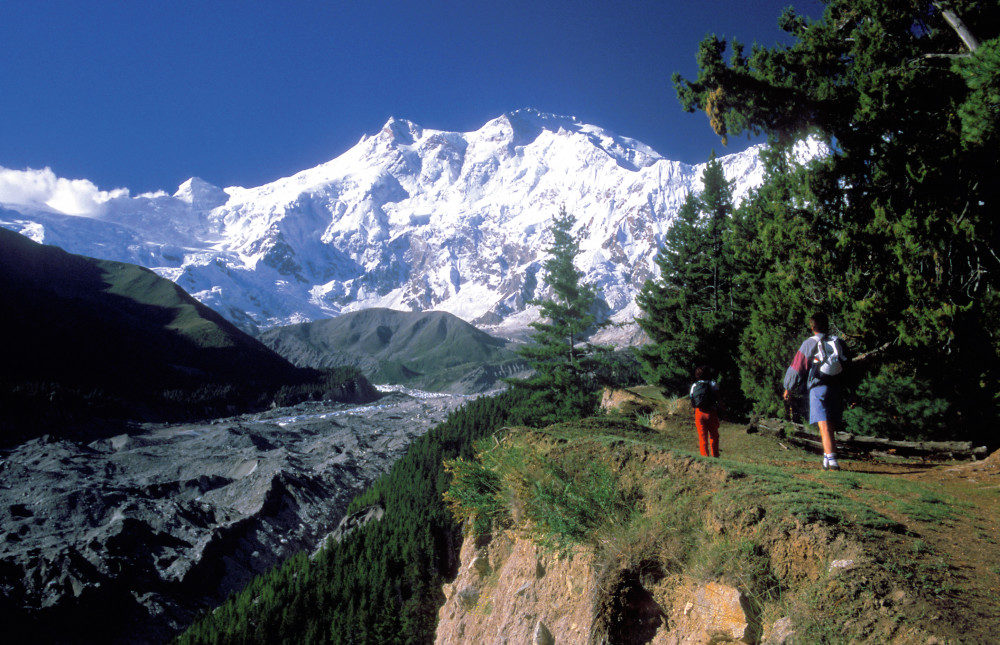 Nanga Parbat (8125m) Pakistan, Himalaya Blick vom Rakhiot-Tal über den Rakhiot-Gletscher auf die Rakhiotflanke, über die 1953 Hermann Buhl die Erstbesteigung durchführte August 1999